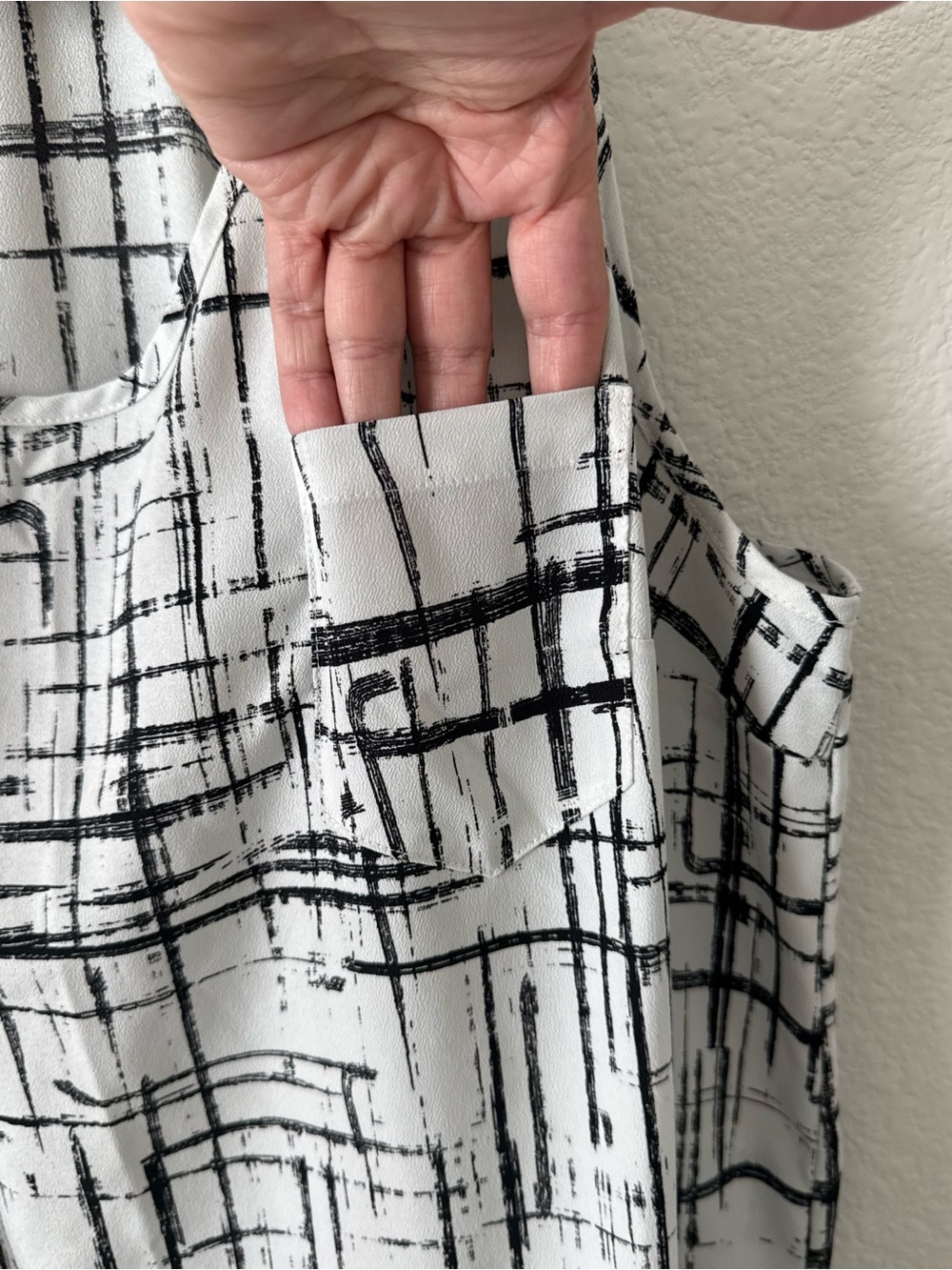 LOFT Black & White Sleeveless Printed Blouse - Picture 3 of 4